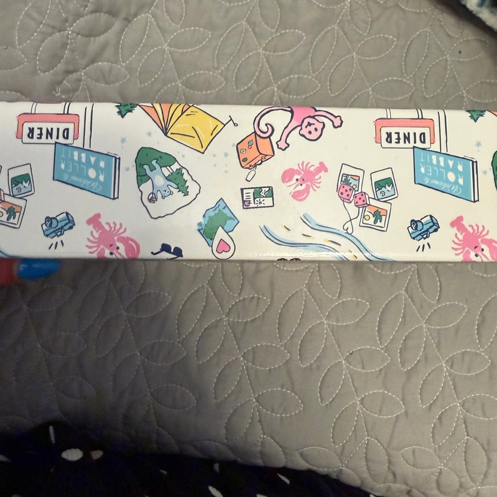 Roller Rabbit white travel case with pastel novelty print - Picture 2 of 4